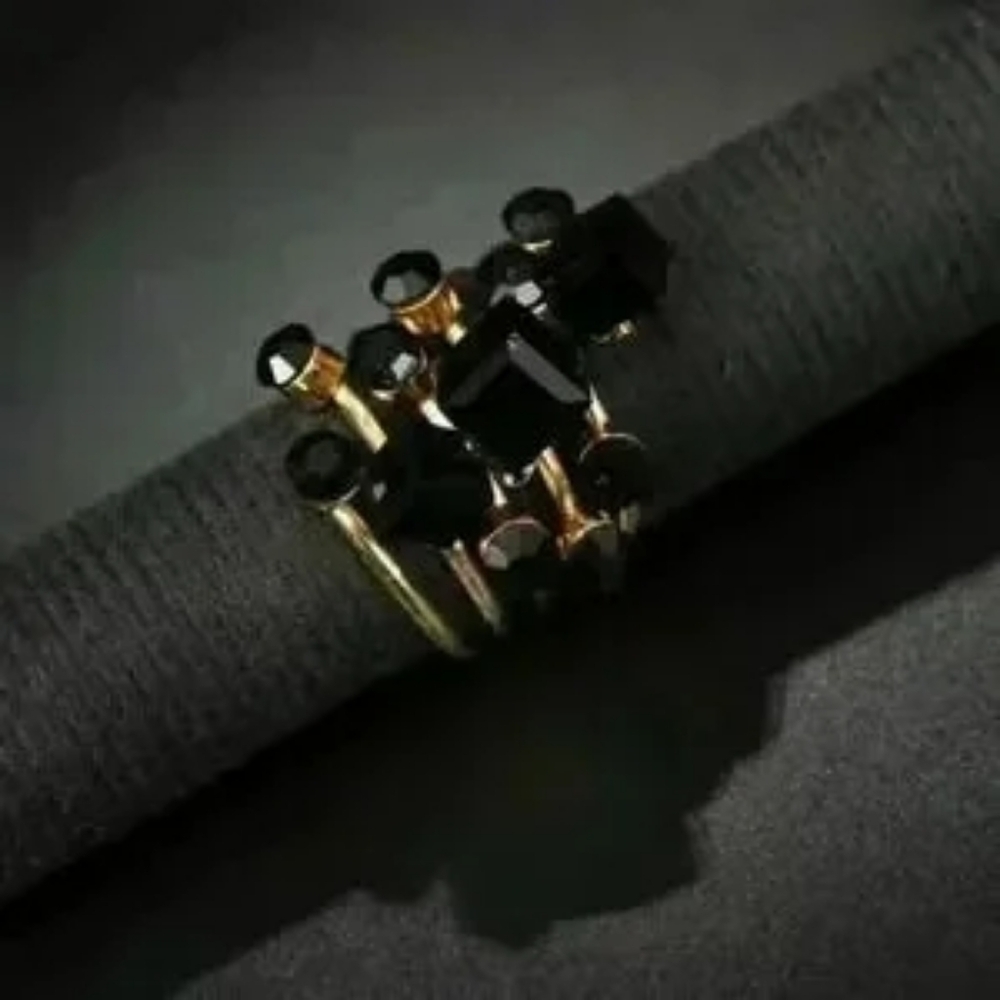 Elegant Black and Gold Women's Ring - Picture 3 of 4